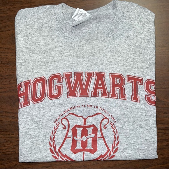 Hogwarts Alumni T-shirt - Picture 7 of 7